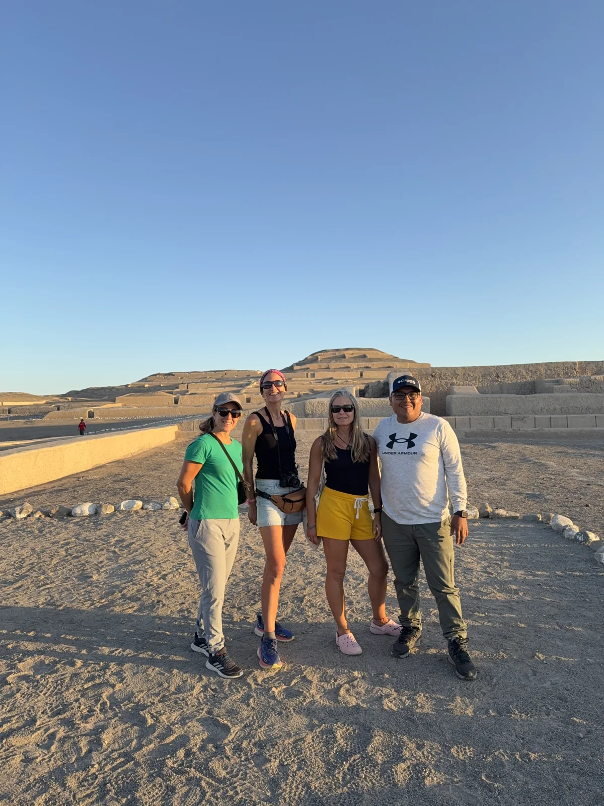 Travellers visiting the Cahuachi pyramids